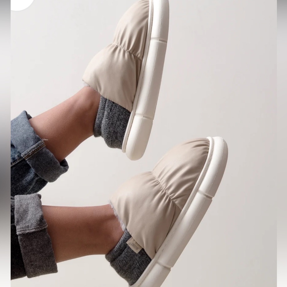 UTUNE thick-soled winter slip-on slippers featuring a puffy, cream SZ 8.5-9.5 R2